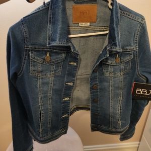 Stylish Denim Jacket (w. Pockets!!)